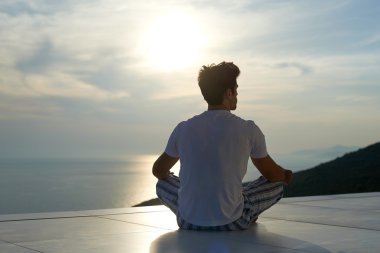Yoga yapan genç adam.