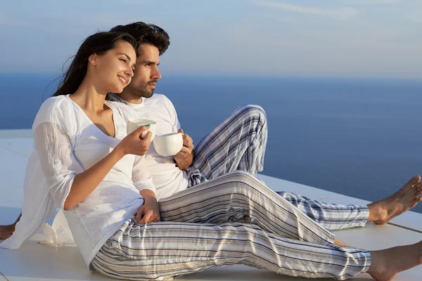 Jovem feliz casal romântico relaxante — Fotografia de Stock