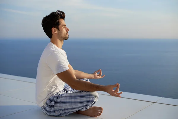 Giovane uomo che pratica yoga — Foto Stock