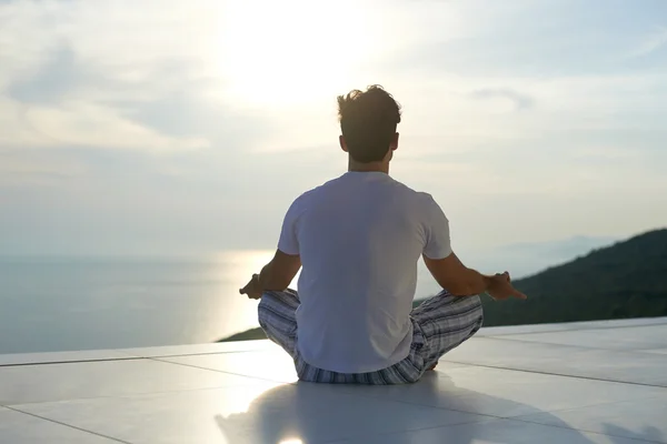 Giovane uomo che pratica yoga — Foto Stock