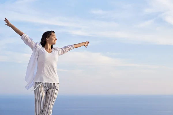 Jonge vrouw genieten van de zonsondergang — Stockfoto