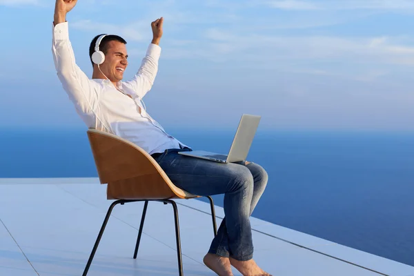 Ontspannen jongeman thuis op balkon — Stockfoto