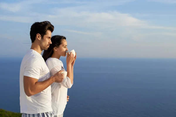 Romantisches Paar auf der heimischen Terrasse — Stockfoto