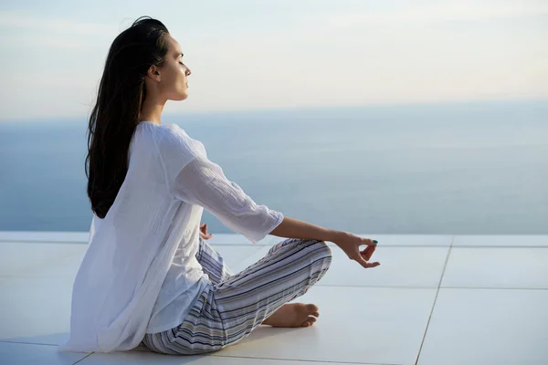 Mujer joven practica yoga — Foto de Stock