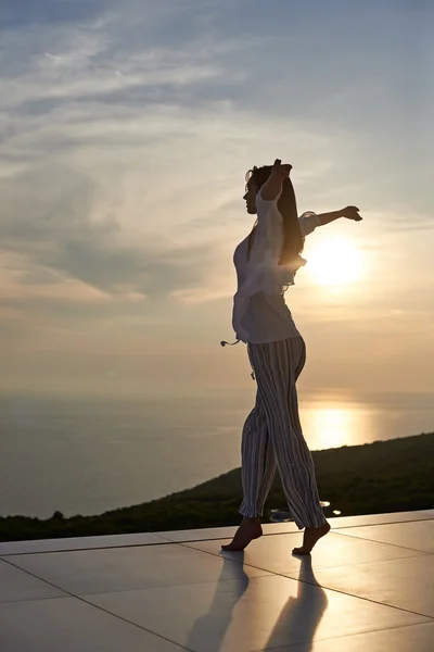 Junge Frau bei Sonnenuntergang — Stockfoto