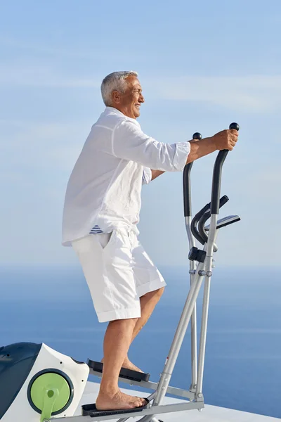 Sano uomo anziano che lavora fuori — Foto Stock