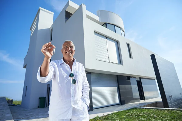 Hombre mayor frente a la casa moderna — Foto de Stock