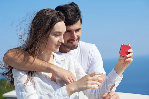 Νεαρό ζευγάρι λαμβάνοντας selfie με τηλέφωνο — Φωτογραφία Αρχείου