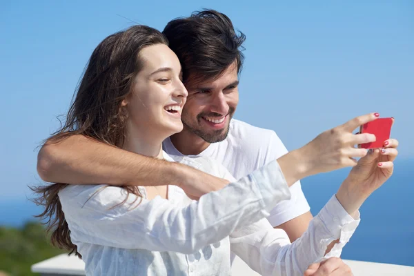 Νεαρό ζευγάρι λαμβάνοντας selfie με τηλέφωνο — Φωτογραφία Αρχείου