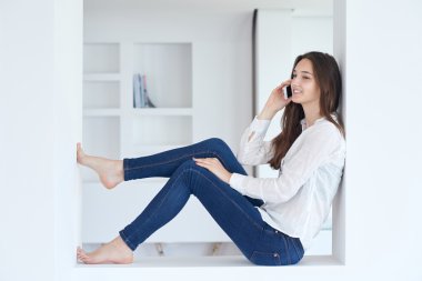 genç kadın cep telefonu evde kullanma