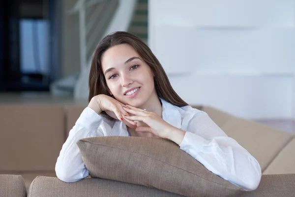 Jonge vrouw thuis — Stockfoto