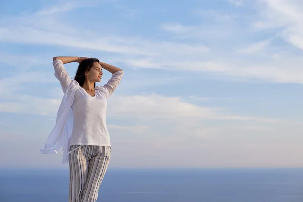 Young woman enjoy sunset — Stock Photo, Image