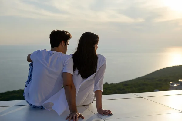 Romantisches Paar auf der heimischen Terrasse — Stockfoto