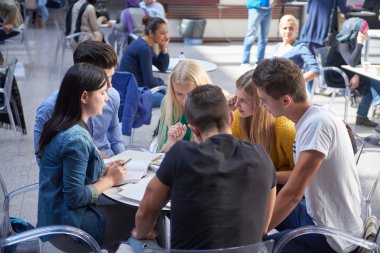 bilgisayar laboratuarı sınıfta öğrenciler