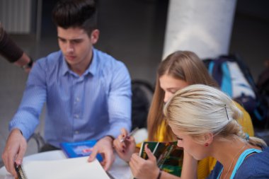 bilgisayar laboratuarı sınıfta öğrenciler