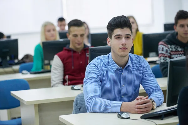 Estudantes em sala de aula de laboratório de informática — Fotografia de Stock