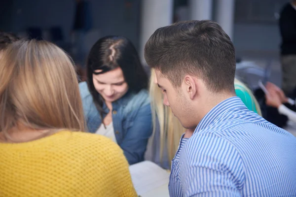 Elever i computer lab klassrum — Stockfoto