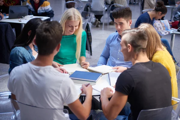 Estudantes em sala de aula de laboratório de informática — Fotografia de Stock