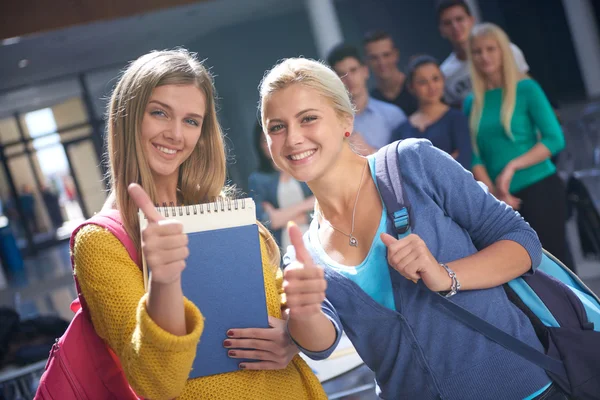 Étudiants en salle de classe informatique — Photo