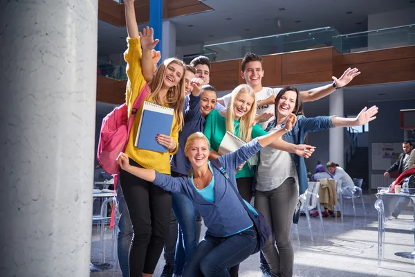 Studenti v počítačové laboratoři učebny — Stock fotografie