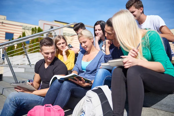 Basamaklarında oturan dışında öğrenciler — Stok fotoğraf