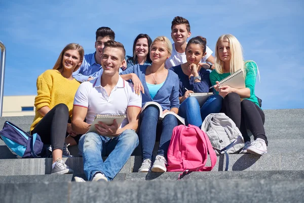 Studenten sitzen draußen auf Stufen — Stockfoto