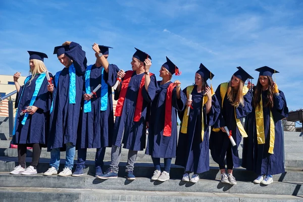 Grupo de jóvenes graduados, estudiantes — Foto de Stock