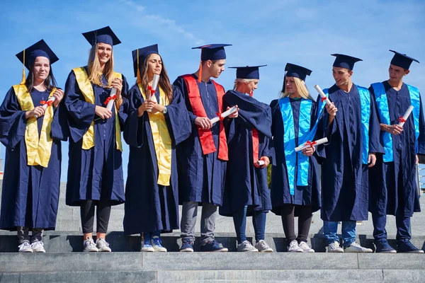 Gruppe junger Absolventen, Studenten — Stockfoto