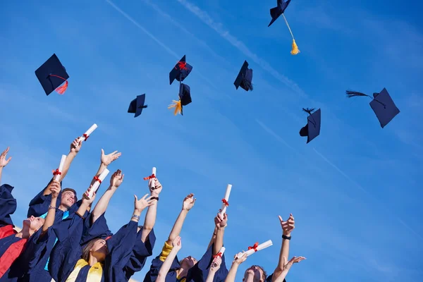 Gymnasieelever gungade upp hattar — Stockfoto