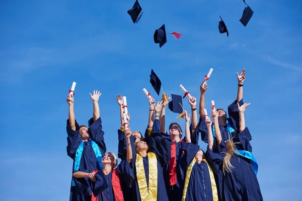 Middelbare scholieren gooien van hoeden — Stockfoto