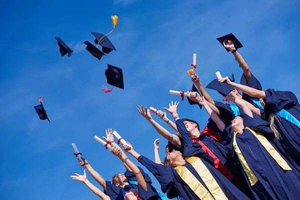 Studenti delle scuole superiori che lanciano cappelli — Foto Stock