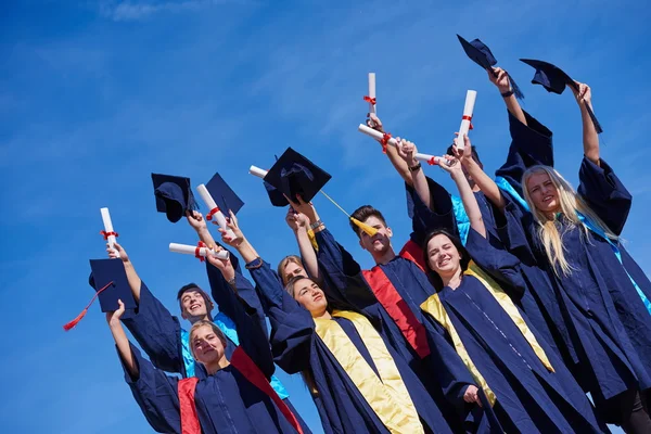 Lise öğrencilerinin şapka kadar savurma