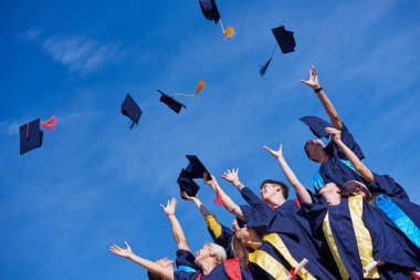 Lise öğrencilerinin şapka kadar savurma