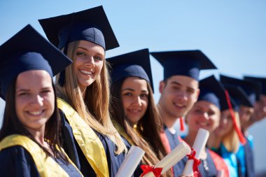 Duran genç mezunlar grubu