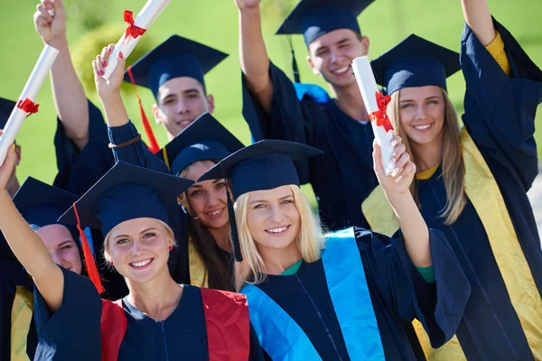 Grupo de jovens graduados — Fotografia de Stock