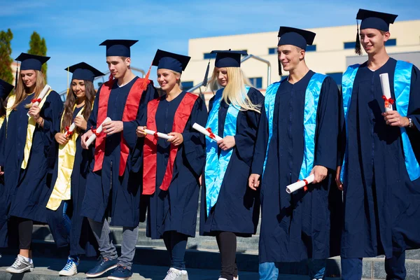 Grupo de jovens graduados em pé — Fotografia de Stock