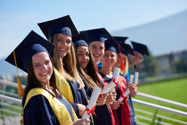 Groep van jonge afgestudeerden permanent — Stockfoto