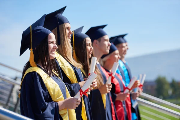 Grupo de jóvenes graduados de pie — Foto de Stock