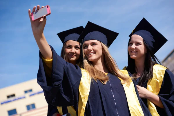 Gruppe junger Absolventen macht Selfie — Stockfoto