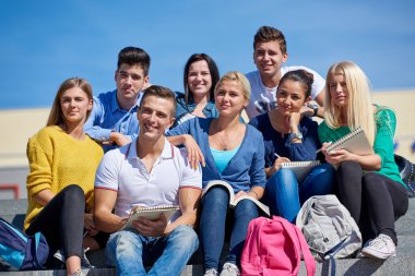 basamaklarında oturan dışında öğrenciler