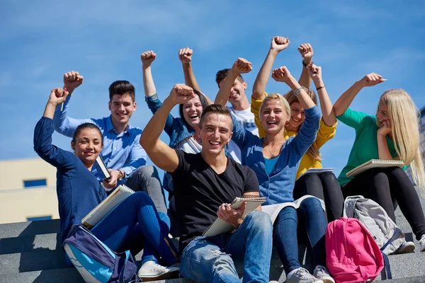 Studenci poza siedzący na schodach — Zdjęcie stockowe