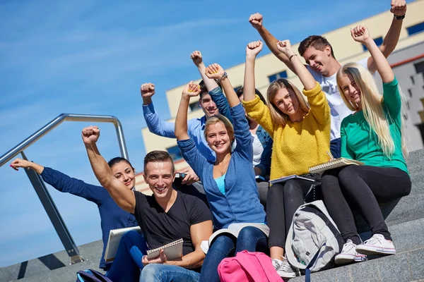 Studenten sitzen draußen auf Stufen — Stockfoto