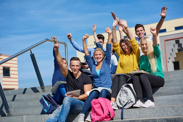 Studenti fuori seduti su gradini — Foto Stock