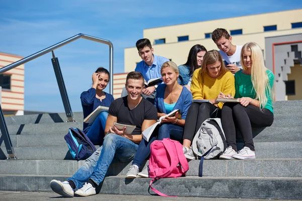 Studenten sitzen draußen auf Stufen — Stockfoto