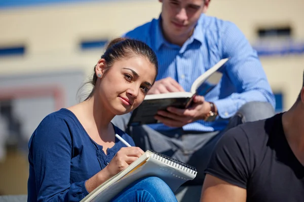 Studenci poza siedzący na schodach — Zdjęcie stockowe