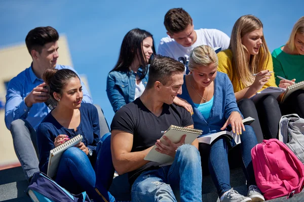 basamaklarında oturan dışında öğrenciler