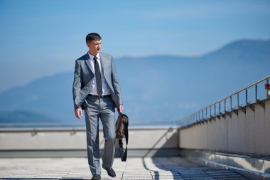 üst düzey iş adamı açık havada