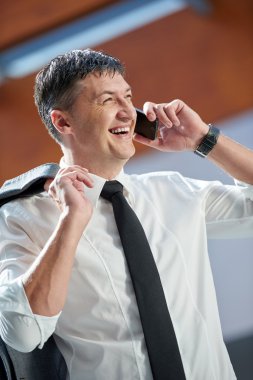 Telefon kullanan bir iş adamı
