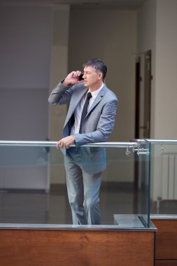 Telefon kullanan bir iş adamı