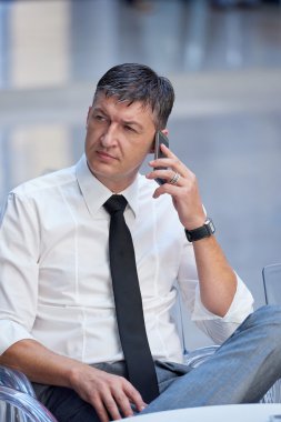 Telefon kullanan bir iş adamı